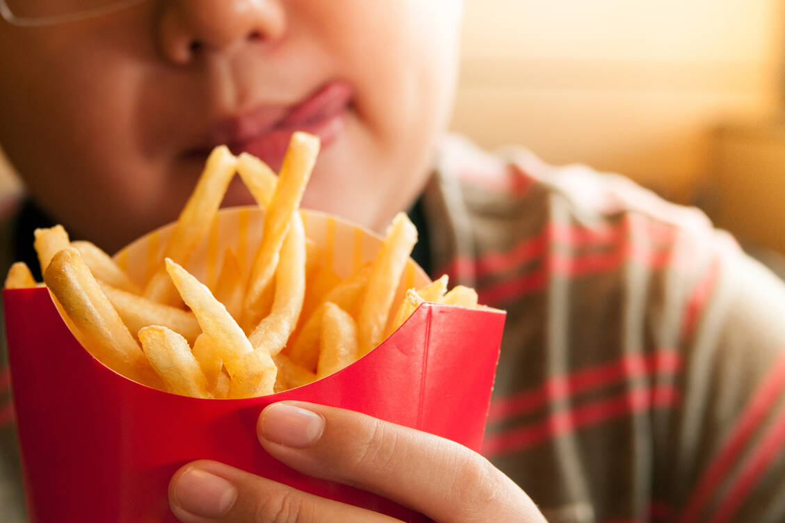 Vor allem Fast Food und hochverarbeitete Gerichte führen, auf Dauer genossen, schnell zu Übergewicht. / © Getty Images/Eye Em