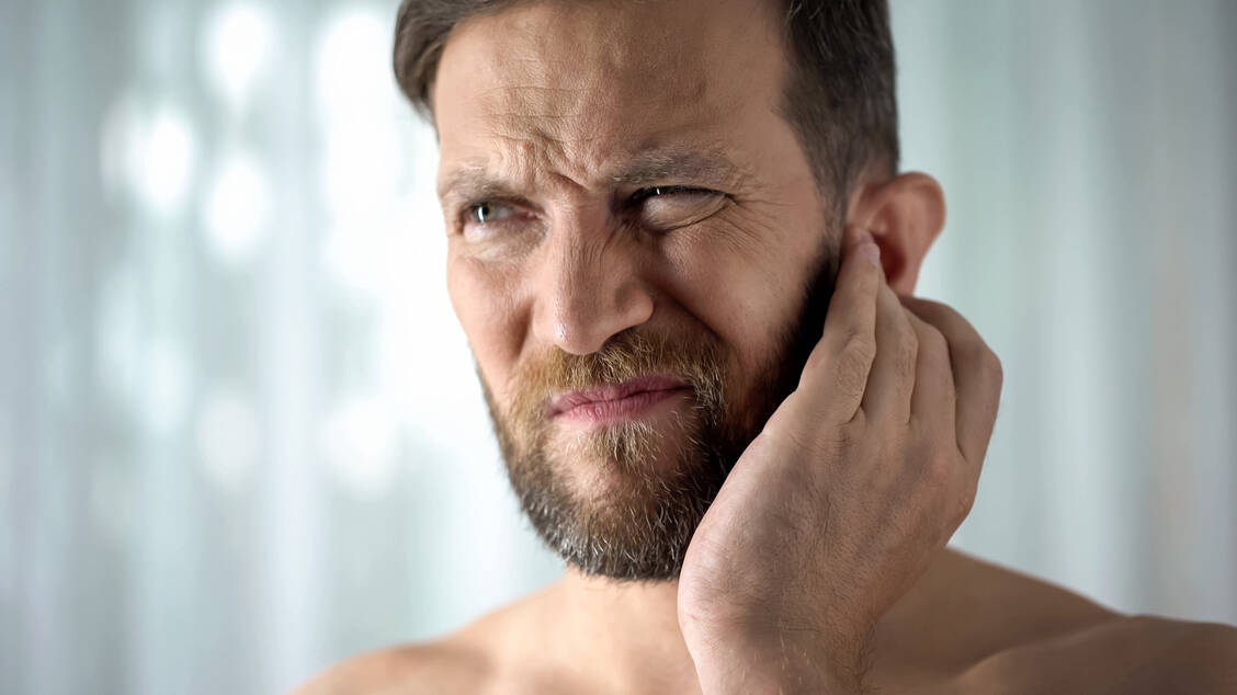 Eine regelmäßige Einnahme von Schmerzmitteln erhöht das Tinnitus-Risiko wohl deutlich gegenüber einer nur gelegentlichen Anwendung. / Foto: Adobe Stock/motortion