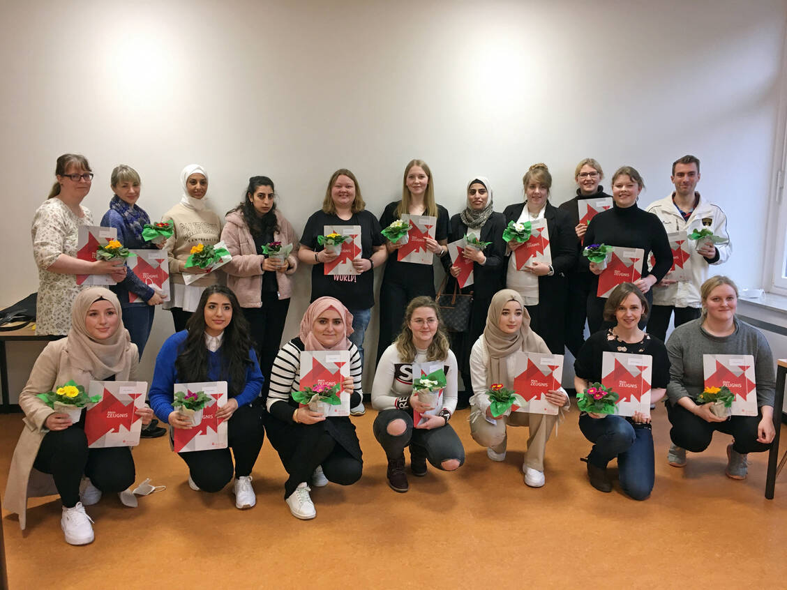 Die 18 jungen PTA-Fachkräfte freuen sich über ihren erfolgreichen Berufsabschluss, der ihnen sehr gute Chancen auf dem Arbeitsmarkt bietet. / Foto: BBS 2 Aurich