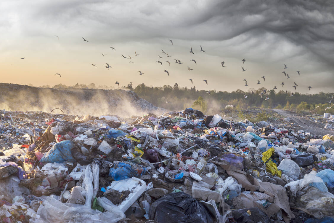 Das Maß ist voll. Der Müllberg auch. / Foto: Adobe Stock/panaramka -