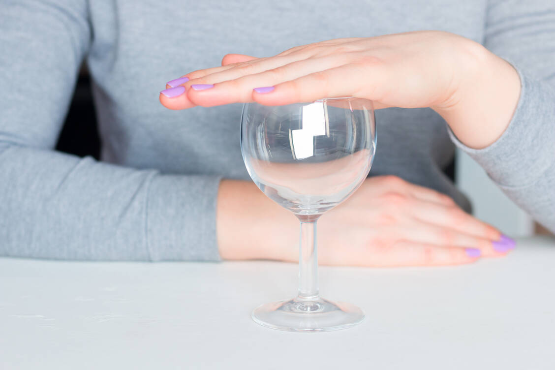 Die Deutsche Gesellschaft für Ernährung rät, auf Alkohol gänzlich zu verzichten. / Foto: Adobe Stock/itakdalee