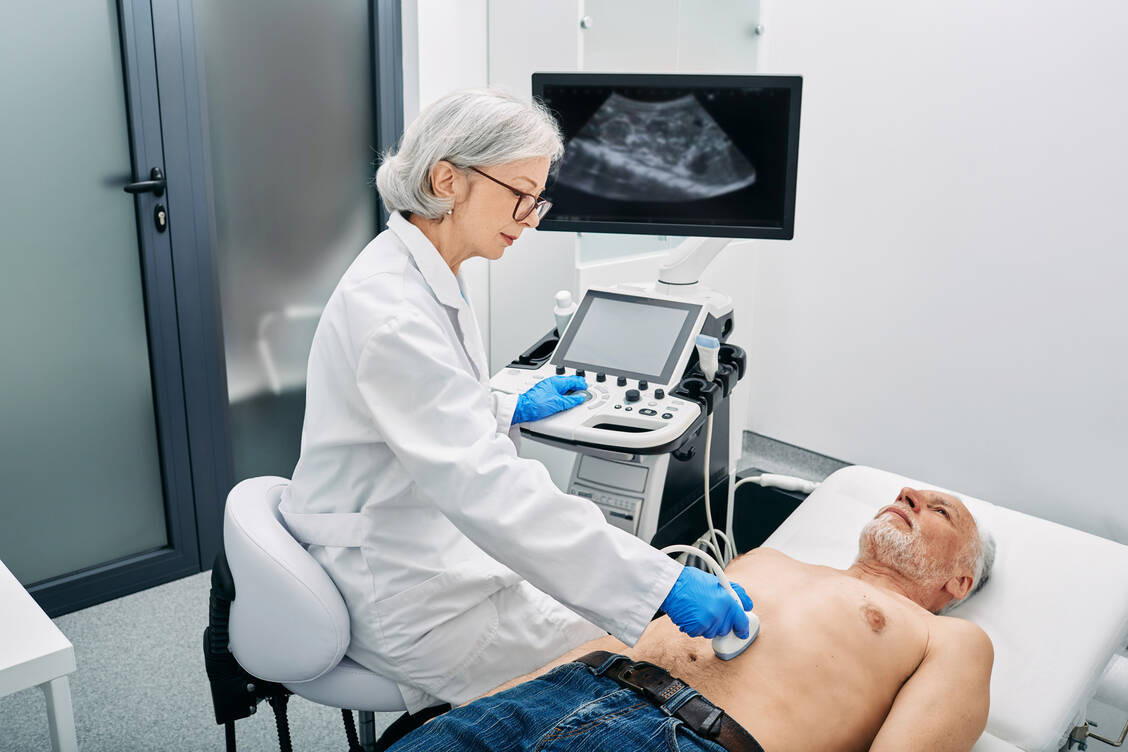 Ein Nierenzellkarzinom wird in vielen Fällen zufällig etwa bei einer Ultraschalluntersuchung entdeckt. Ein gezieltes Screening zur Früherkennung ist Experten zufolge aber nicht sinnvoll. / © Adobe Stock/Peakstock