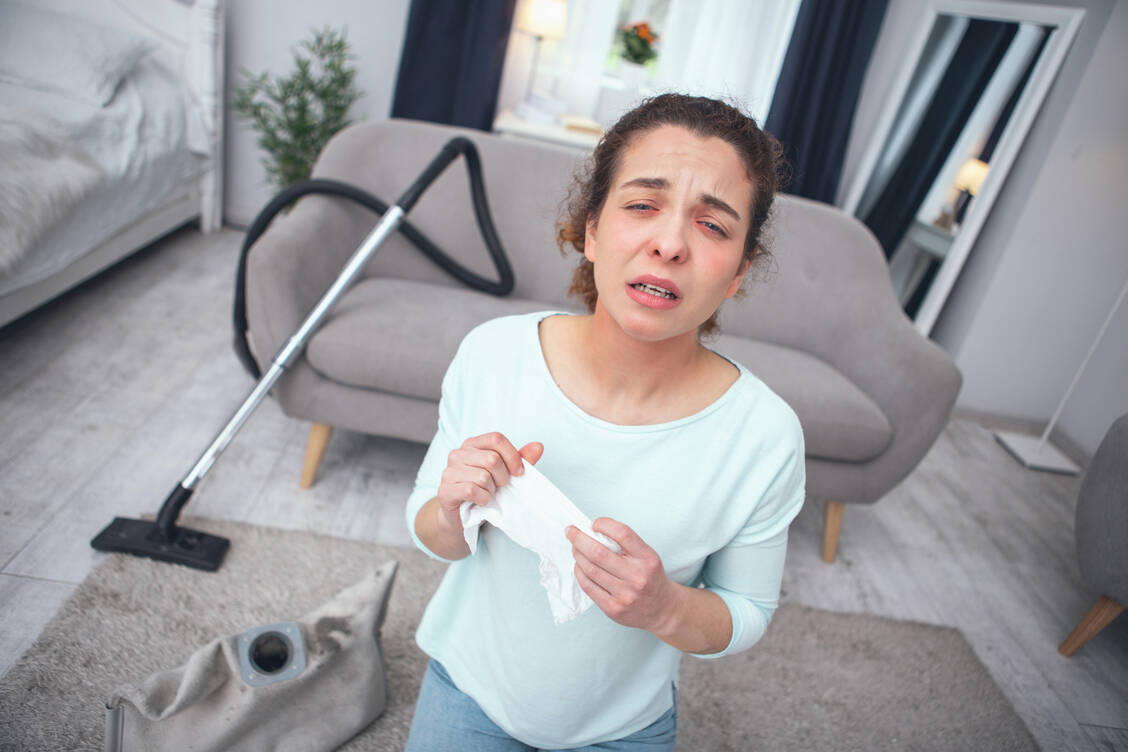Das Zuhause regelmäßig sauberzumachen, ist für Allergiker wichtiger als ein großer Frühjahrsputz. Dabei gilt es aber: Bloß nicht zu viel Staub aufwirbeln! / © Adobe Stock/zinkevych