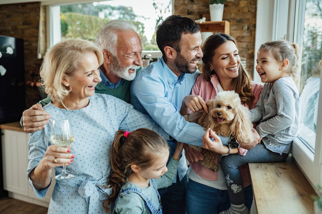 Laut RKI-Chef Wieler stecken sich Menschen häufig im privaten Umfeld, etwa bei Feiern oder Treffen, an und tragen so das Coronavirus in ihre Haushalte und Familien. / Foto: Adobe Stock/Drazen