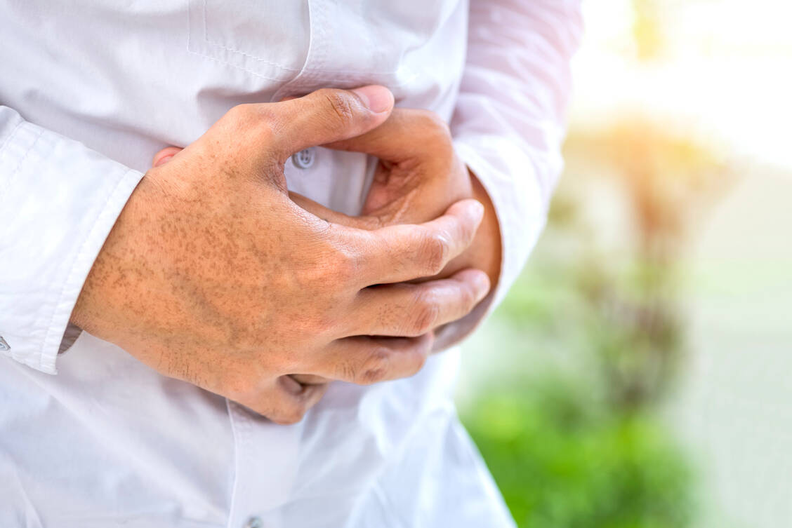 If there is an insufficient production of digestive enzymes in the pancreas, lipases, amylases and proteases can be substituted. / Foto: Getty Images/Virojt Changyencham