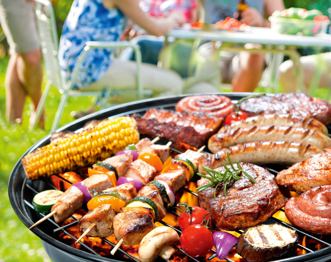 Nicht ordentlich durchgegartes Grillfleisch ist nicht selten Träger von Campylobacter. Eine Darminfektion ist die Konsequenz. / Foto: Fotolia/Alexander Raths