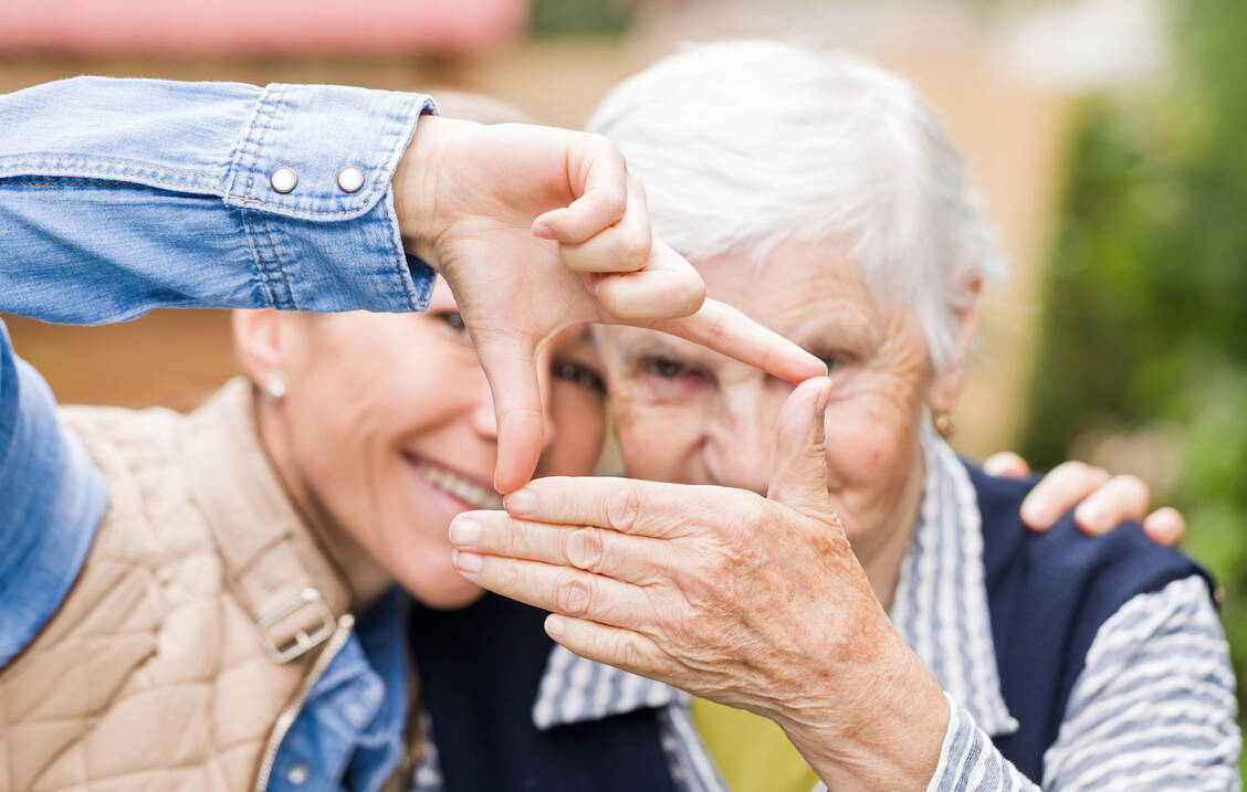 Alzheimer-Erkrankte zu Hause zu pflegen ist eine Herausforderung. Doch es gibt Möglichkeiten, ihnen das Leben in den eigenen vier Wänden zu sicherer zu machen. / Foto: Adobe Stock/Ocskay Bence
