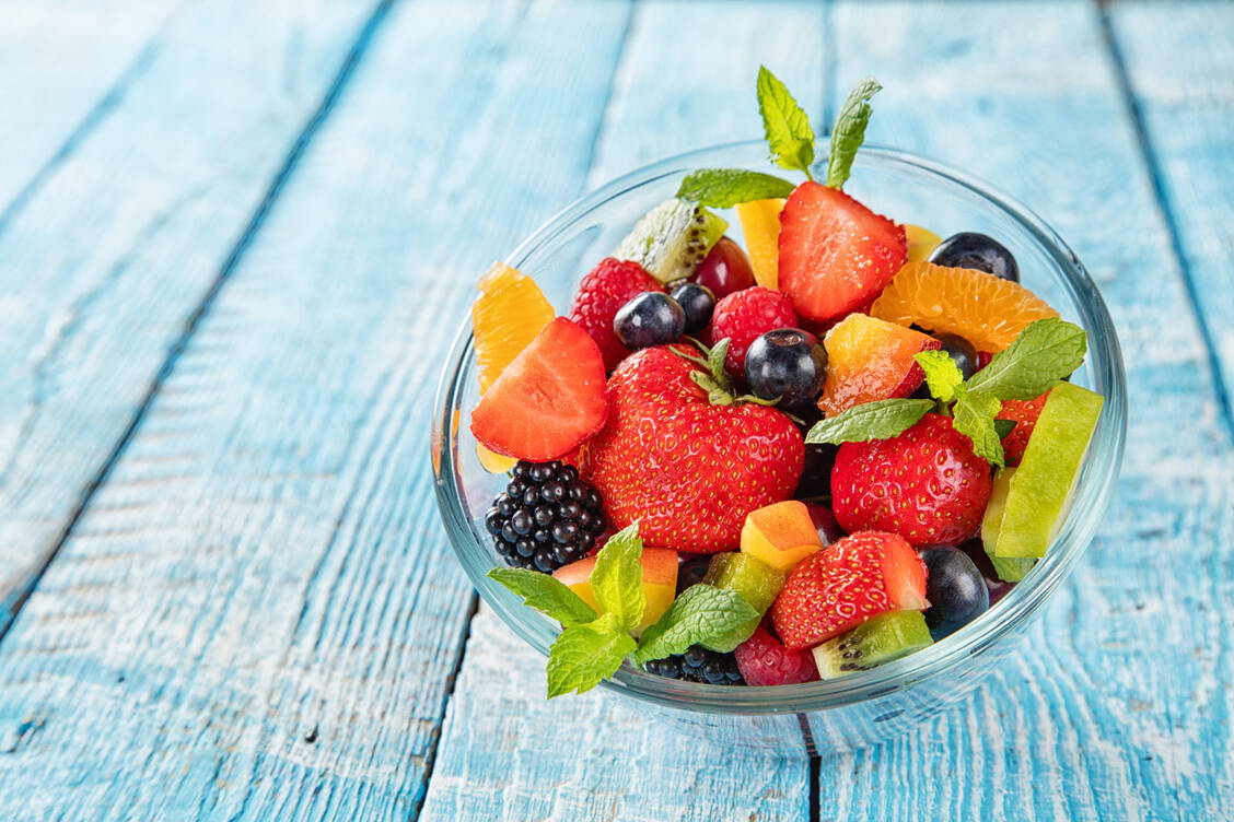 Eine Ernährung arm an Keimen schadet wohl eher, als dass sie nutzt. Wird die normale Küchenhygiene beachtet, sind deshalb auch frische Lebensmittel erlaubt. / Foto: Adobe Stock/Jag_cz