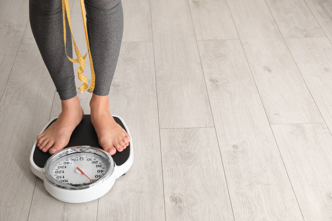 Nicht allein die Kilos entscheiden darüber, ob Übergewicht gefährlich ist. Auch andere Messgrößen spielen eine Rolle. / Foto: Adobe Stock/New Africa