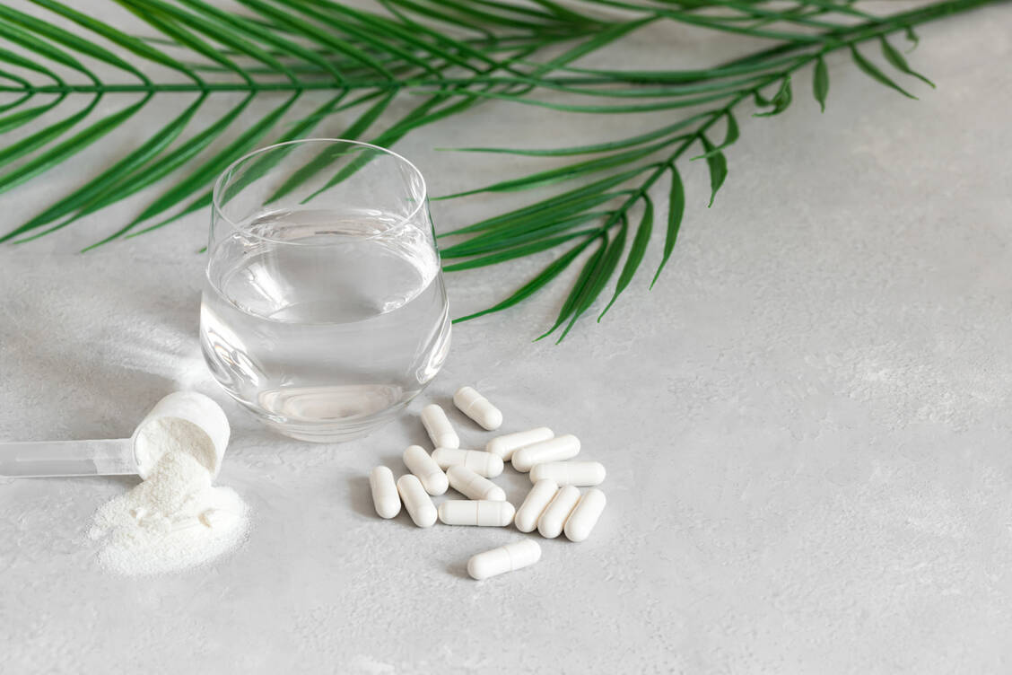 Hyaluronsäure soll – als Kapseln oder in Pulverform eingenommen – bei trockener Haut und Gelenkproblemen helfen. / Foto: Adobe Stock/miss.lemon