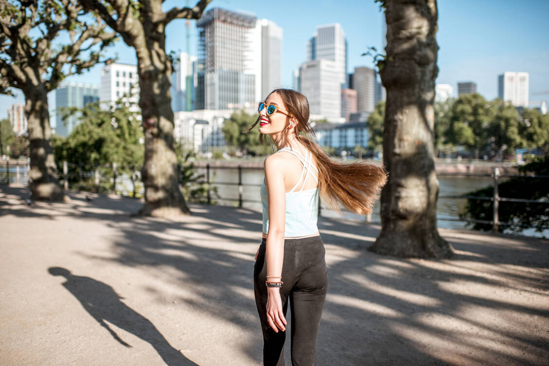 Büsche und Bäume in einer Stadt haben deutliche positive Effekte für das Wohlbefinden der Bewohner im Alltag. / Foto: Adobe Stock/rh2010
