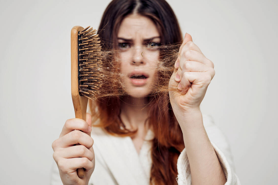 A temporary major hair loss often occurs in women about a quarter of a year after the birth of a child. / Foto: Shutterstock/Dmitry A