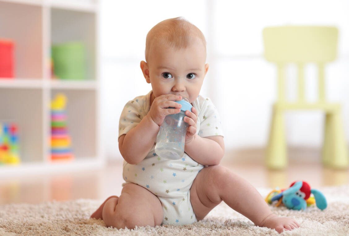 Wie gefährlich es ist, ist noch nicht klar, aber einer Studie zufolge sind Säugling im ersten Lebensjahr etwa 1,6 Millionen Mikroplastikartikel täglich ausgesetzt – durch Babyflaschen. / Foto: Fotolia/Oksana Kuzmina