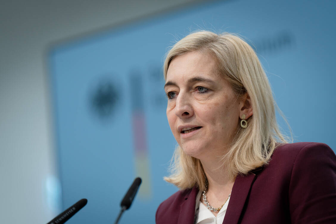 Nina Warken hat erste Eckpunkte für ihr geplantes Sparpaket vorgelegt. / © Imago/Bernd Elmenthaler