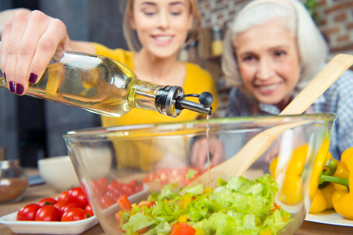 Pflanzenöle sind reich an Vitamin E. Kaltgepresstes Weizenkeimöl hat einen besonders hohen Gehalt.  / Foto: Adobe Stock / Lightfield Studios