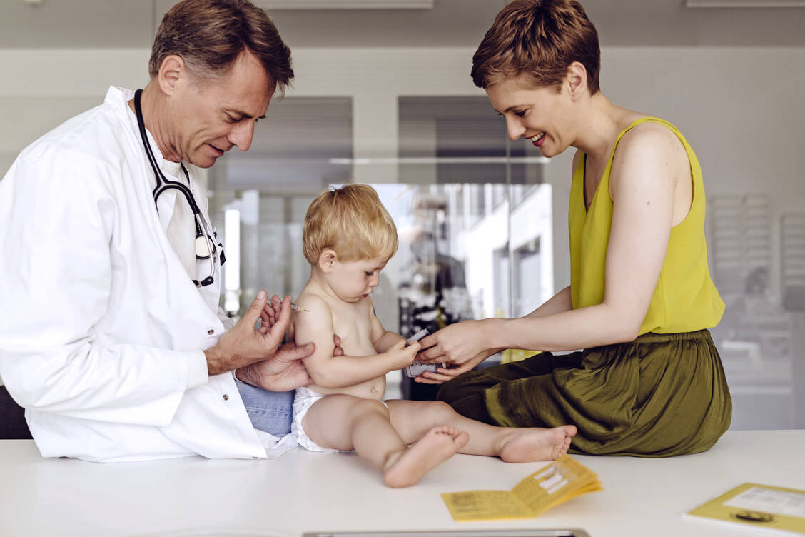 Eine frühe Immunisierung schützt Kinder meist ein Leben lang vor einer Infektion mit dem Hepatitis-B-Virus.  / Foto: Getty Images/Westend61