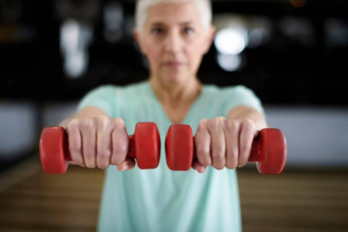 Regelmäßige körperliche Aktivität, sei es Ausdauer- oder Krafttraining, kann Kopfschmerzen vorbeugen. / © Getty Images/Extreme Media