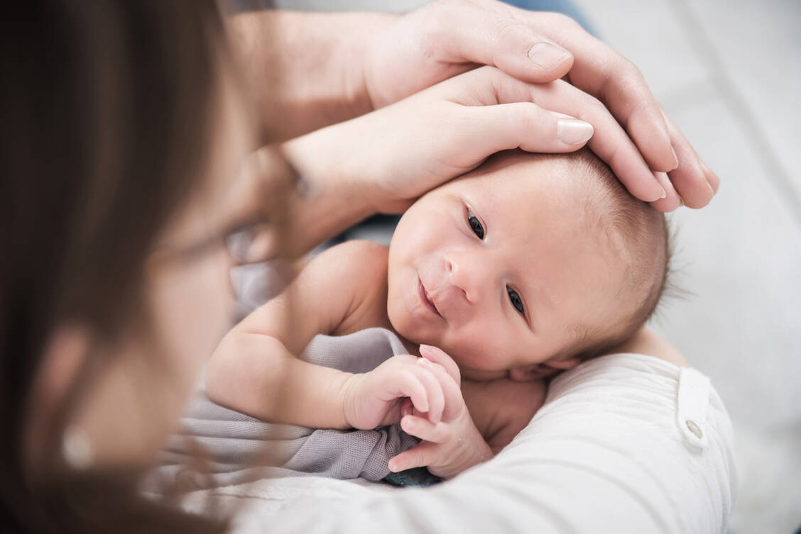 Zwischen 16 und 18 Stunden schlafen Säuglinge in 24 Stunden.  / Foto: Adobe Stock/S.Kobold