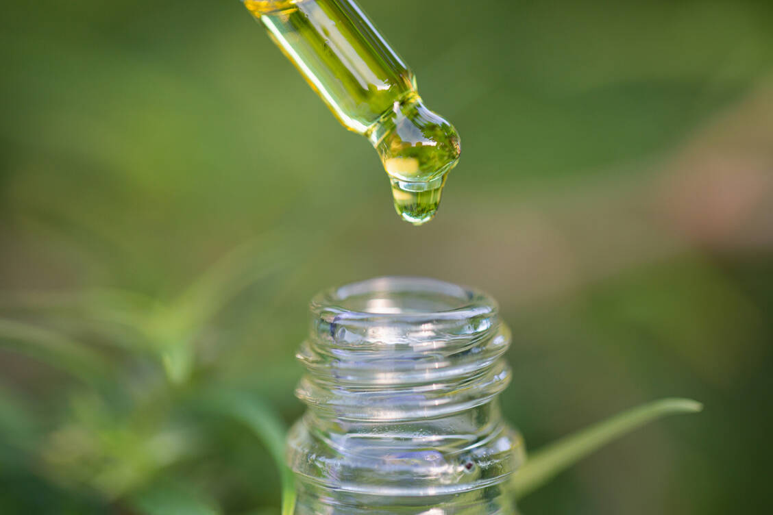 Der Cannabis-Inhaltsstoff Cannabidiol (CBD) wird inzwischen in zahlreichen Präparaten wie Öle und Kapseln verarbeitet und verkauft. Berauschende Wirkung hat er nicht, die von den Herstellern versprochene Wirkung aber wohl auch nicht. / Foto: Getty Images/Tinnakorn Jorruang