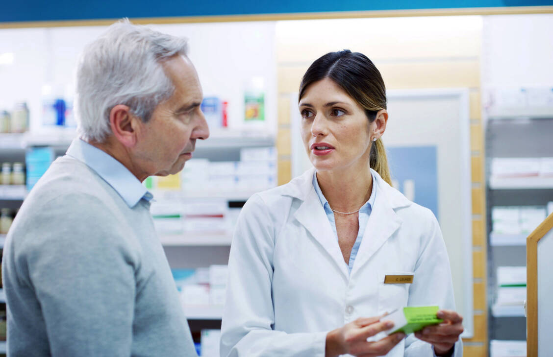 Das ApoVWG sieht vor, dass PTA unter bestimmten Bedingungen vorübergehend den Betrieb einer Apotheke aufrecht erhalten können. Die Auswirkungen müssten genau beobachtet werden, sagt Niedersachsens Gesundheitsminister.  / © Shutterstock/PeopleImages