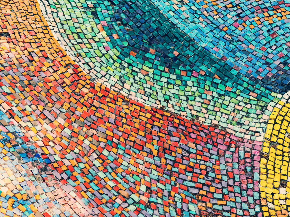 Normalerweise können Menschen mehrere Millionen Farbnuancen unterscheiden. Ist die Funktion der Zapfen gestört, ist das Unterscheiden von Farben – am häufigsten von Rot- und Grüntönen – eingeschränkt. / Foto: Adobe Stock/Elena