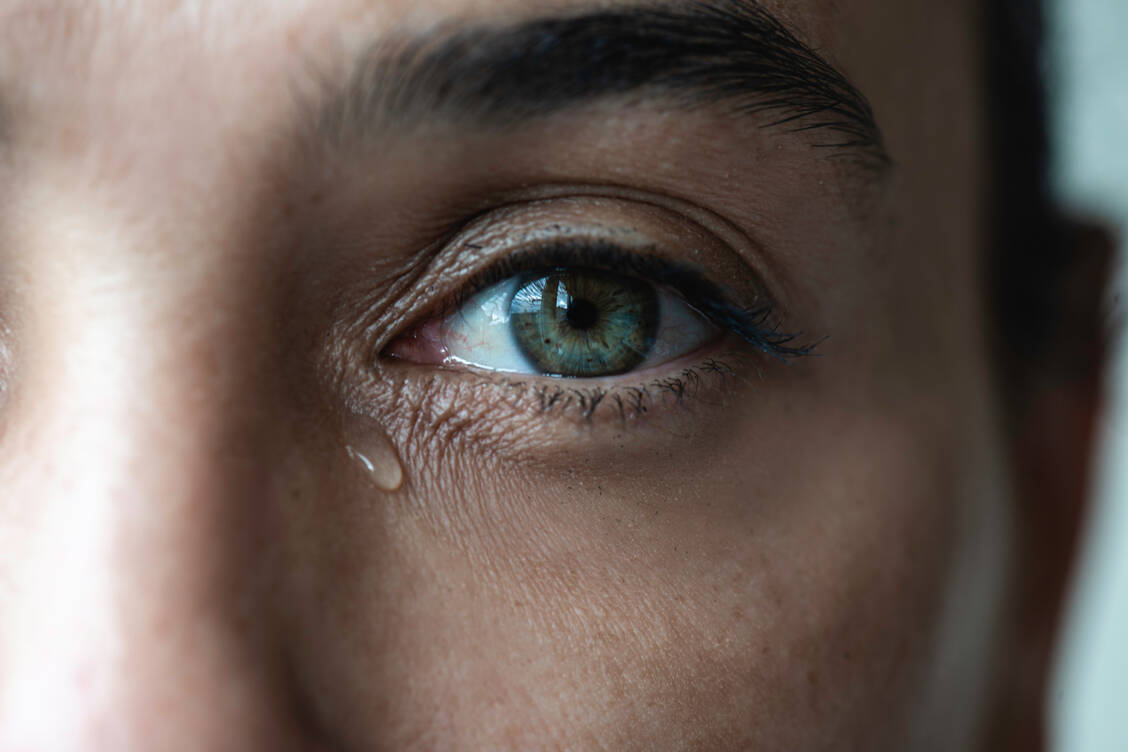 Mit dem Zulassen von Weinen können auch negative Emotionen wie Trauer oder Frustration abgebaut werden. / Foto: Getty Images/solidcolours