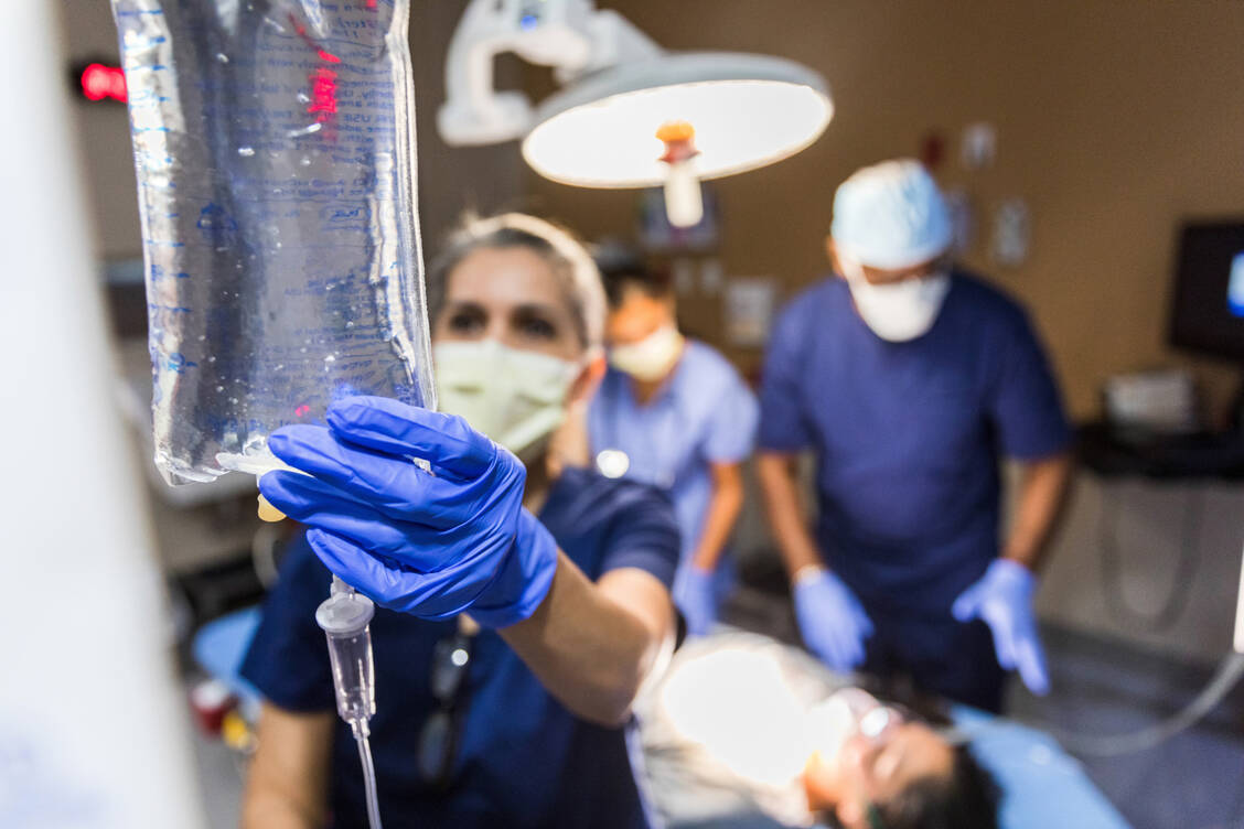 Reißt ein Aneurysma, ist das stets ein lebensbedrohlicher medizinischer Notfall. / © Getty Images/SDI Productions