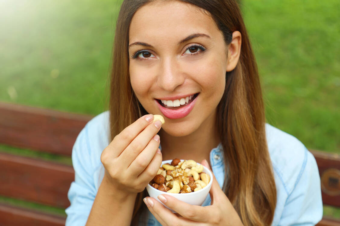 Nüsse sind gesund. – Neben vielen anderen Nährstoffen dienen sie auch als Biotin-Lieferant.  / Foto: Adobe Stock/zigres