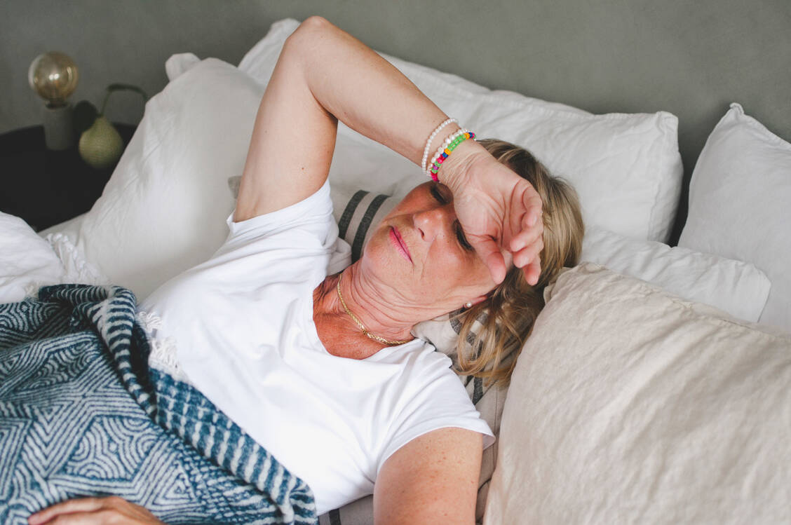 In Deutschland sind laut der Stiftung Deutsche Depressionshilfe mehr als fünf Millionen Menschen depressiv erkrankt. Fast 75 Prozent von Ihnen empfanden den Lockdown im Frühjahr bedrückend. Auch ausgefallene Arzttermine oder Klinikaufenthalte können für die Erkrankten schwerwiegende Folgen haben.  / Foto: Getty Images/Maskot