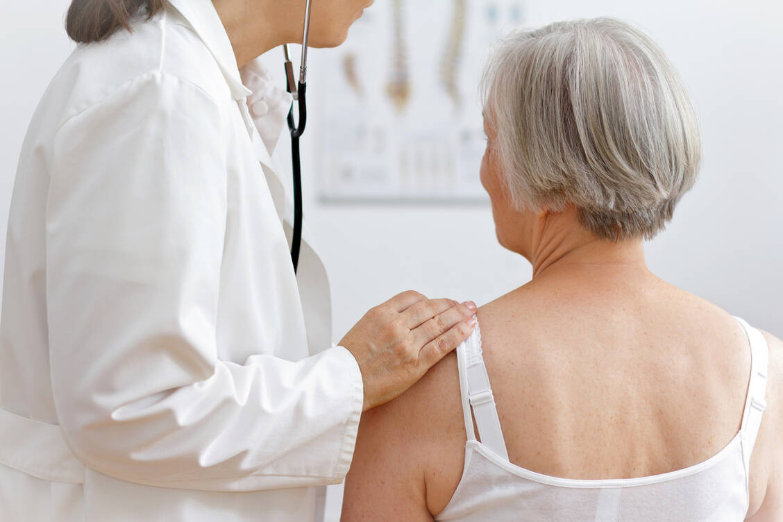 Nach positivem Schnelltest und ohne Besserung nach mehreren Tagen sollte auf jeden Fall ein Arzt aufgesucht werden. / © Adobe Stock/Agenturfotografin