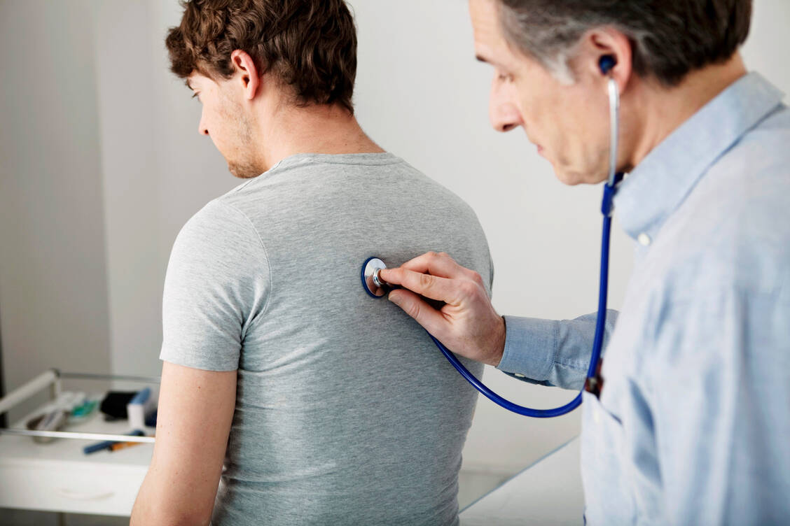 Atemnot unter Belastung kann bei Diabetikern von einer Spätkomplikation der Lunge herrühren. / © Adobe Stock/RFBSIP