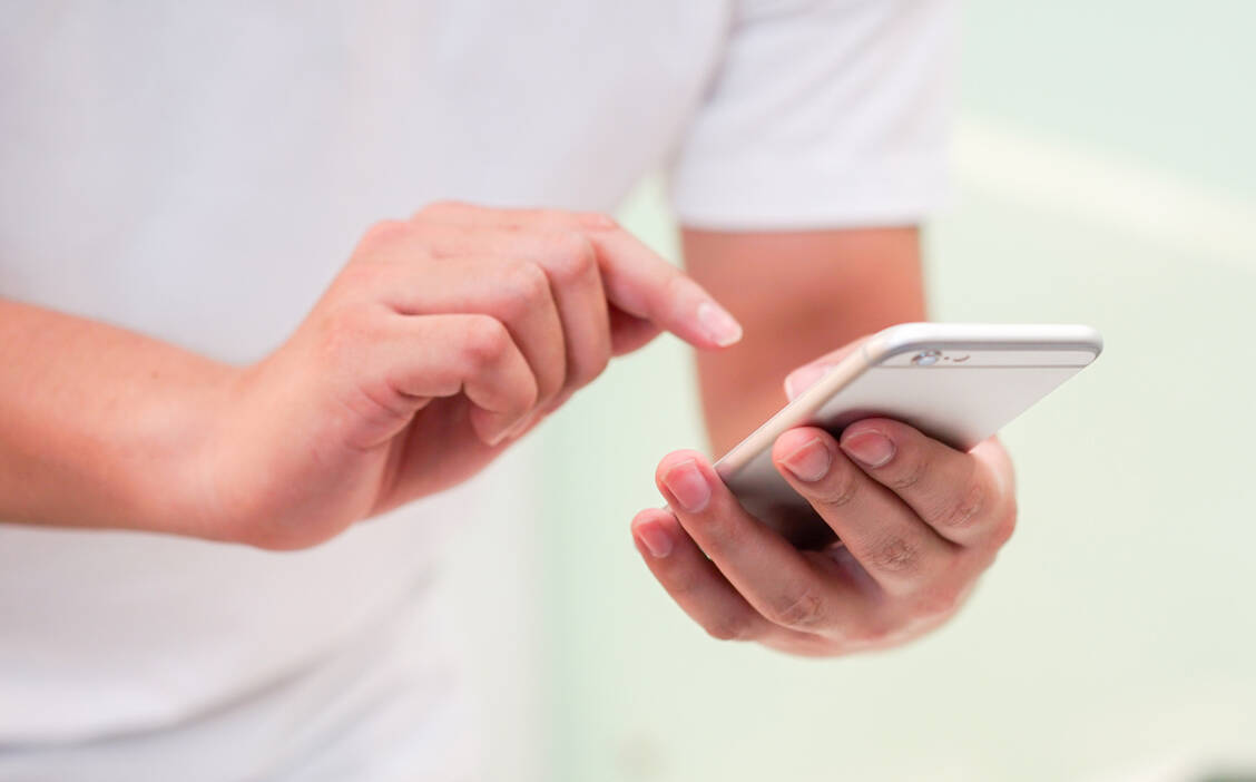 Die Identifizierung in der E-Rezept-App der Gematik ist nur über die sogenannte NFC-Technologie möglich, die aktuell nur wenigen GKV-Versicherten zur Verfügung steht. / Foto: Adobe Stock/chinnarach