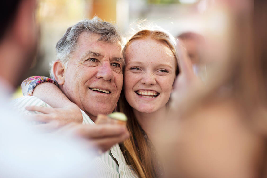 Soziale Kontakte, etwa zwischen den Generationen, werden oft vernachlässigt. Die »3-F-Regel« bedeutet, einmal am Tag mit der Familie, mit Freunden und mit einem oder einem Fremden in Kontakt zu treten. / Foto: Getty Images/Westend61