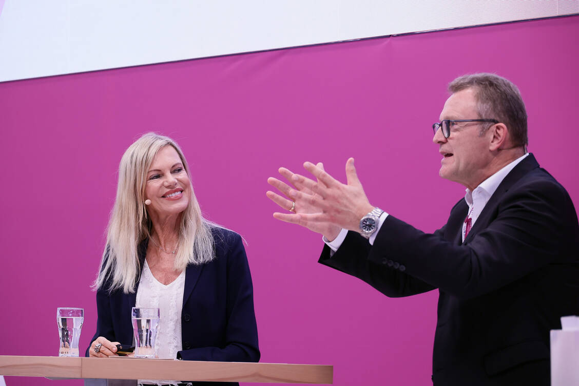 Eine Art Wissenschafts-Entertainment gab es am Donnerstag in der Pharmaworld bei der Expopharm. Nina Ruge und Professor Dr. Manfred Schubert Zsilavecz diskutierten über »Jung-bleib-Strategien«. / Foto: PZ/Alois Mueller