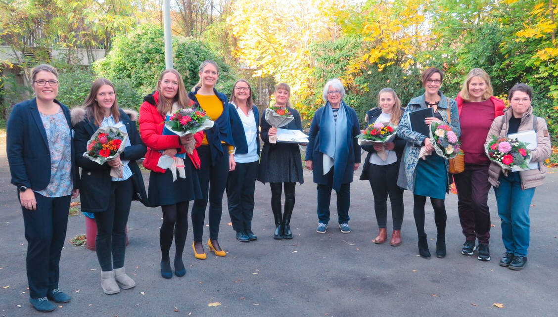 Freuten sich über die Preisverleihung (v.l.n.r.): Katharina Rieder (Stellv. Leiterin PTA-Fachschule Niederrhein), Laura Rompf, Diana van Striphout, Silke Stütz (Vorstand PTA-Förderverein Nordrhein), Bettina Olinga (Leiterin PTA-Schule Essen), Ronja Dickhaut, Marlene Langenberg-Nüsser (Stv. Vorsitzende PTA-Förderverein Nordrhein), Ellen Waida, Michaela Oehm, Sylvia Weber-Erz (stellv. Institutsleiterin Walter-Bremer-Institut Solingen), Doreen Pacht. / Foto: Apothekerverband Nordrhein e. V.