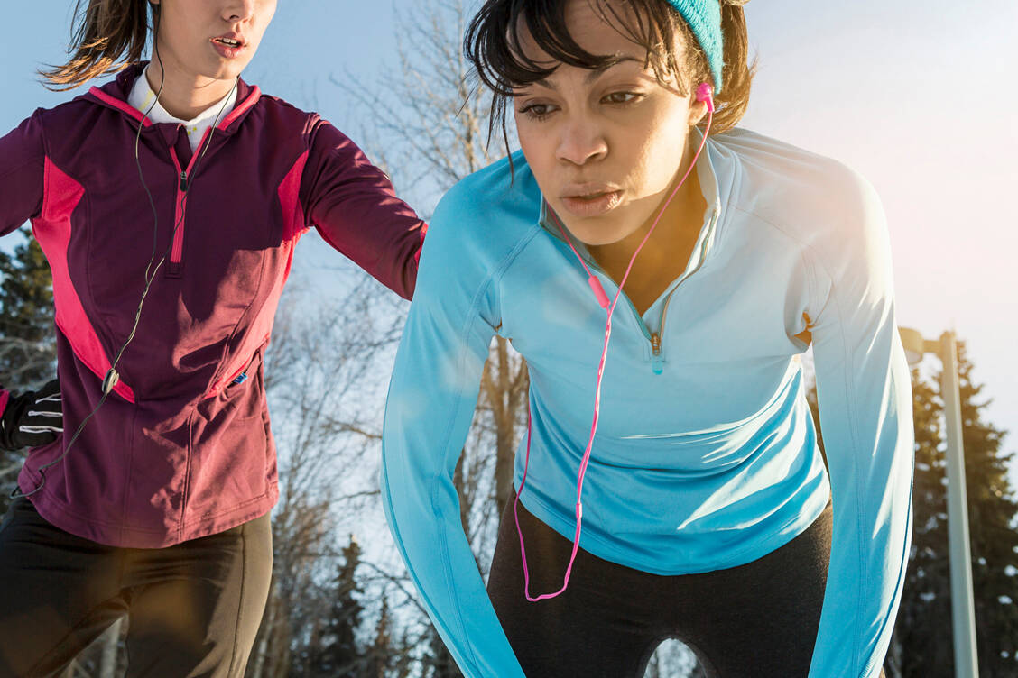Das Säure-Basen-Gleichgewicht wird durch Stress, Arzneimittel, Erkrankungen, das Essverhalten und die Ernährung beeinflussten. Beim Sport kann sich ein Ungleichgewicht unter anderem als Erschöpfung oder Muskelschmerzen äußern. / Foto: Getty Images/Blend Images LLC/Michael DeYoung