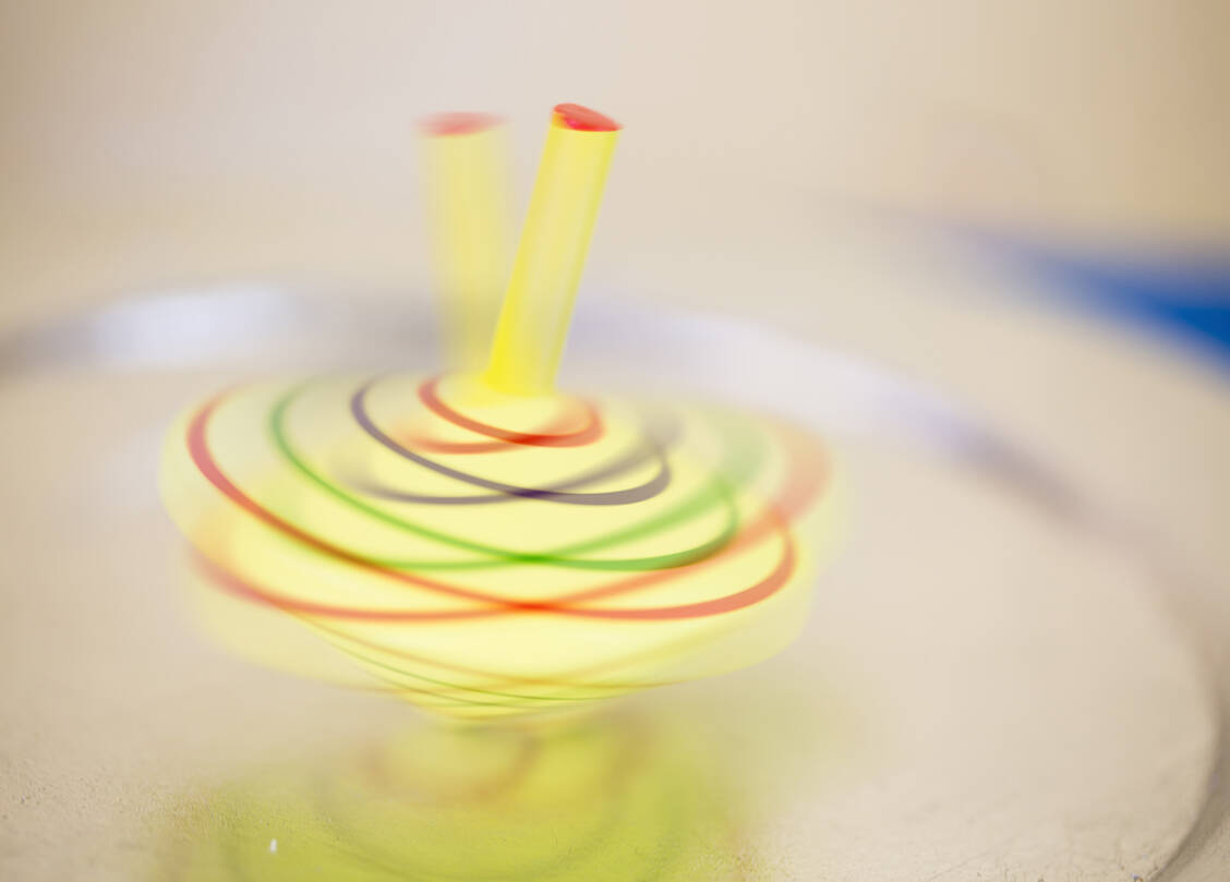 Menschen mit bestimmten Schwindelarten könnten von Gleichgewichtsübungen auch vorbeugend gegen Demenz profitieren. / © Adobe Stock/DagmarBreu