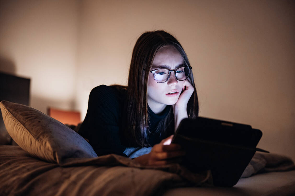 Video-Schnipsel und andere Social-Media-Beiträge unterhalten uns und lenken ab. Doch das Glück ist nur von kurzer Dauer. Erleben wir zu viel davon, richtet das ausgeschüttete Dopamin Schaden an. / © Getty Images/Finn Hafemann