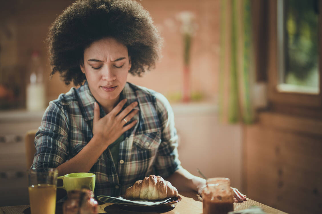 Nicht jeder kann alle Lebensmittel essen. Bei manchen Menschen zeigen sich unangenehme Symptome, die es einzuordnen gilt – denn bei einer Allergie können sie sogar lebensgefährlich werden. / © Getty Images/skynesher