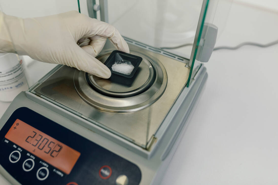 Eine zu geringe Einwaage darf man nicht mit einer schwereren Wägeunterlage ausgleichen. Es sind besser kleine, leichte Wägeunterlagen zu wählen.  / © Getty Images/Westend61