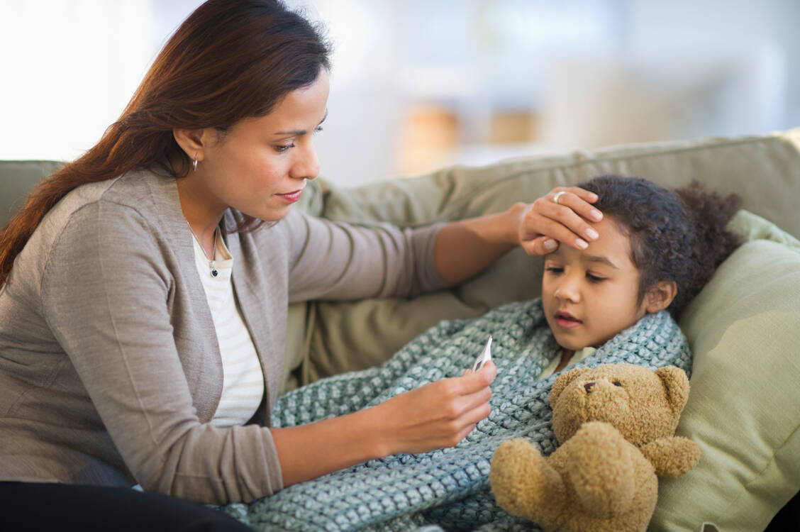 Kranke Kinder müssen zu Hause betreut werden. Dafür hat jeder Elternteil ab diesem Jahr Anspruch auf 15 Kinderkrankengeldtage pro Jahr. / Foto: Getty Images/Tetra Images