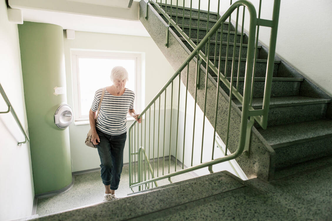 Fällt das Treppensteigen plötzlich schwer und tritt unerklärliche Luftnot oder ein Engegefühl in der Brust auf, sollte dies unbedingt ärztlich abgeklärt werden, auch wenn die Beschwerden sich in Ruhe bessern. / © Kentaroo Tryman/Getty Images