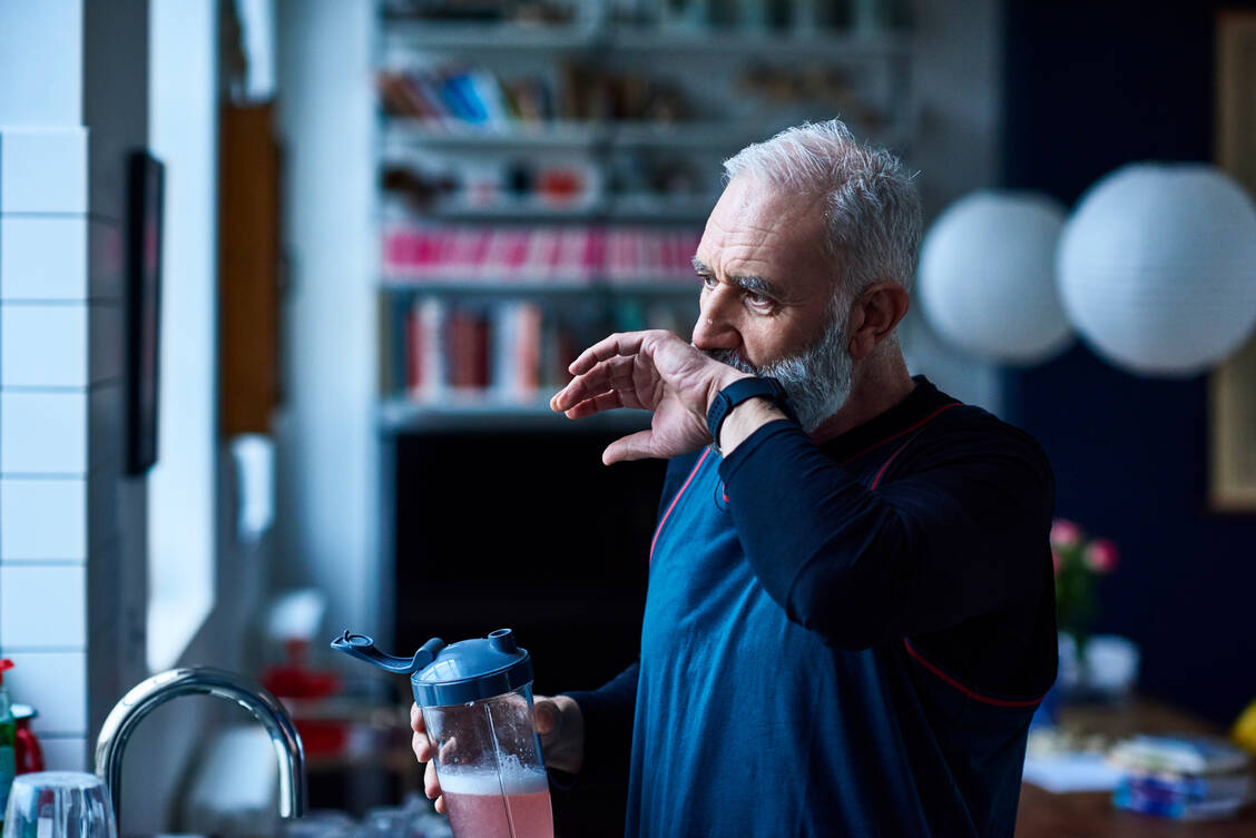 Proteinshakes sollen zusätzlich zu den normalen Mahlzeiten eine Extraportion Eiweiß liefern. / © Getty Images/10'000 Hours/Gary Burchell