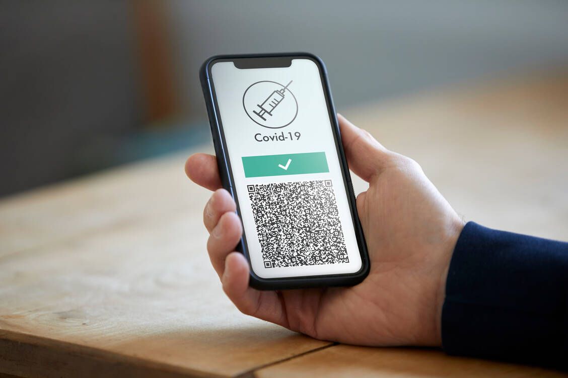 Über das DAV-Portal können Apotheken seit diesem Mittwoch auch digitale Impfnachweise für Auffrischimpfungen ausstellen. / Foto: Getty Images/Westend61