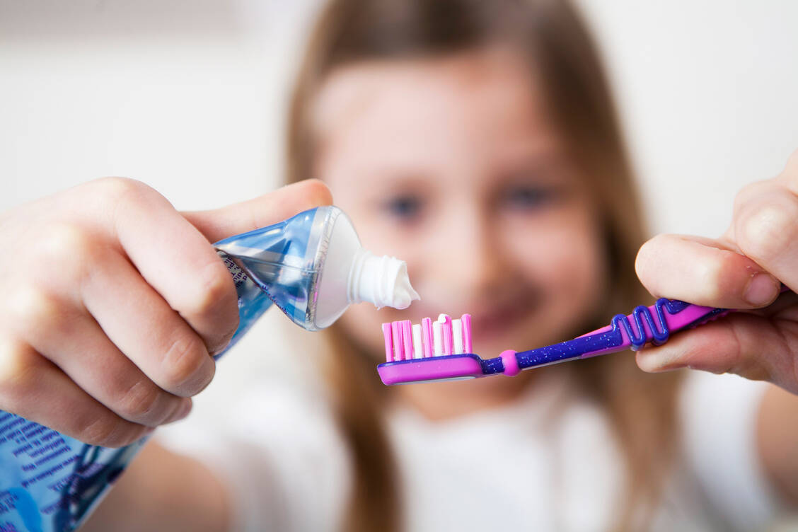 Nahezu alle Junior-Zahncremes haben einen deklarierten Fluoridgehalt von 1.450 ppm (parts per million), was aktuellen Empfehlungen verschiedener Fachgesellschaften zur Kariesvorbeugung entspricht. / © Getty Images/BM Photography