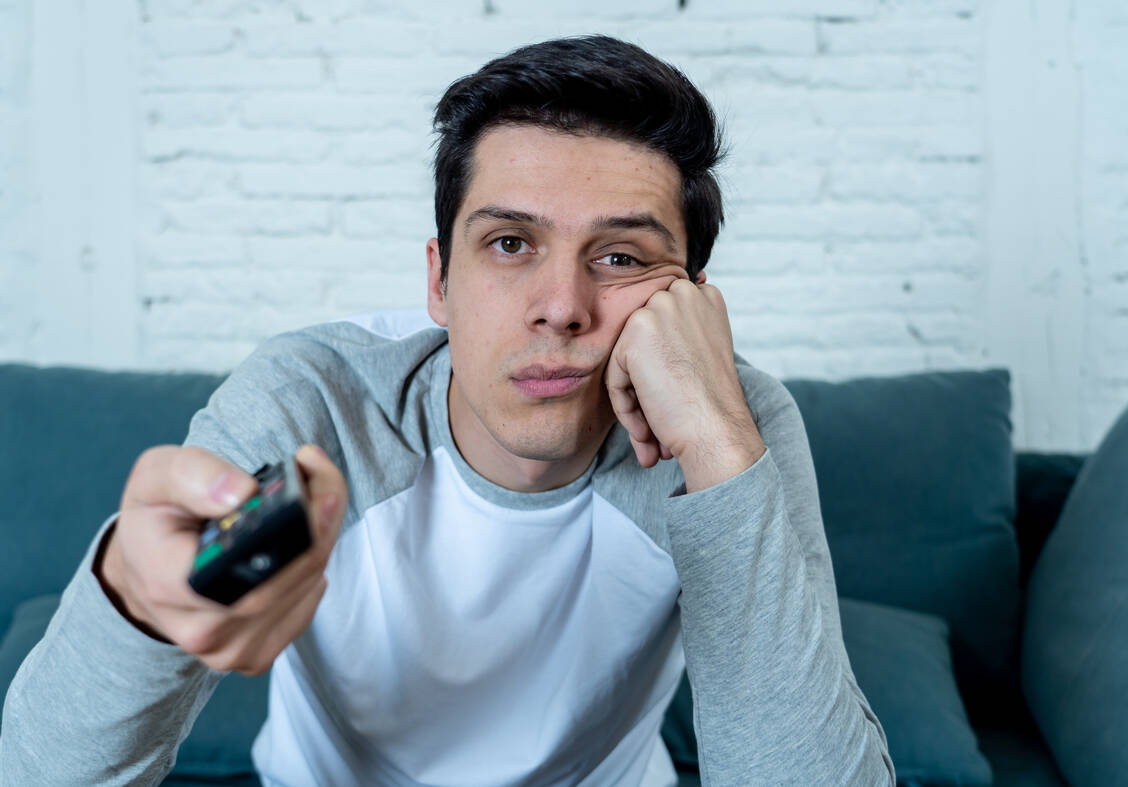 Die Deutschen verbringen werktags inzwischen im Schnitt 8,5 Stunden auf ihrem Allerwertesten – im Büro oder zu Hause vor dem Fernseher. / Foto: Getty Images/sam thomas