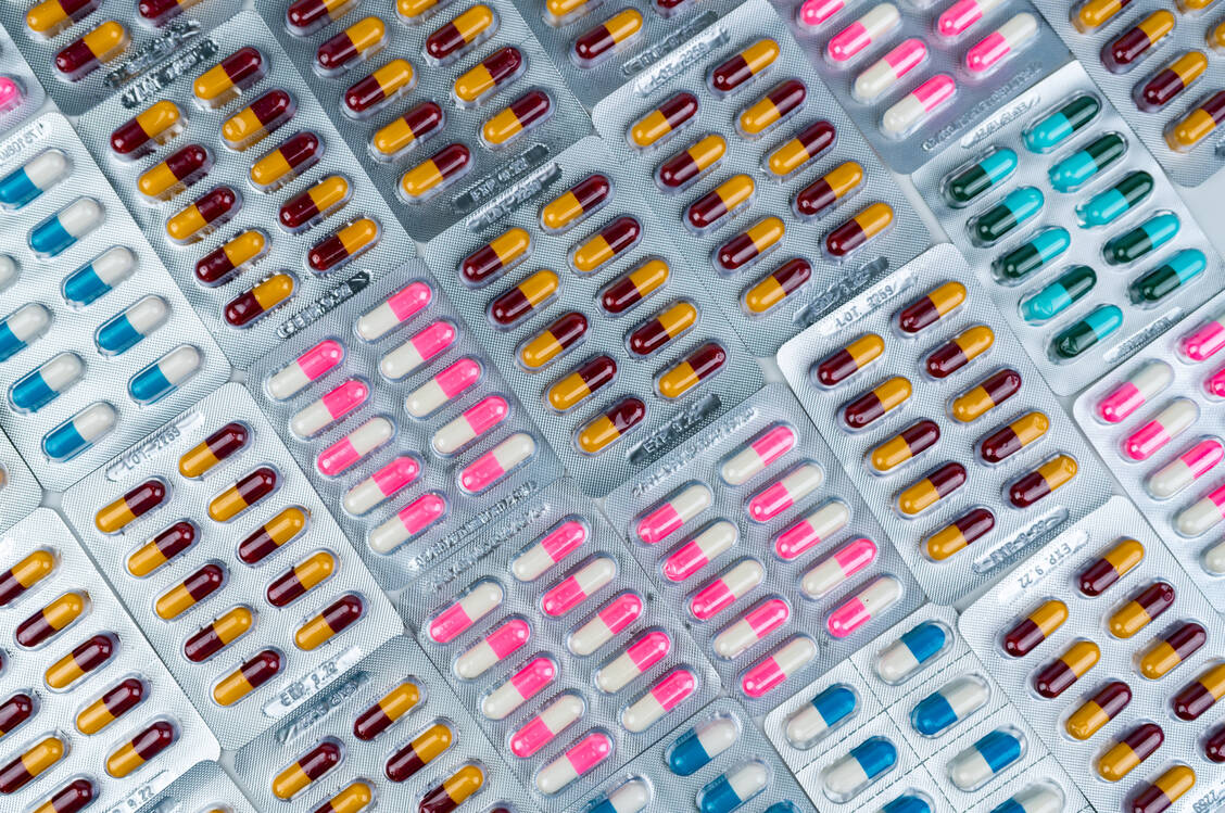 Alles im Blick? Die Antibiotika-Abgabe ist sehr beratungsintensiv.  / © Getty Images/ EyeEm