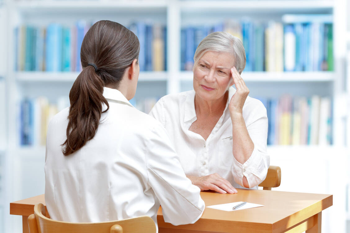 Die Wechseljahre können Auswirkungen auf die kognitiven Funktionen wie Gedächtnis, Aufmerksamkeit und Emotionsregulation haben und den sogenannten Menopause-Gehirnnebel hervorrufen – Symptome, die auch typisch für ADHS sind.  / © Adobe Stock/Agenturfotografin