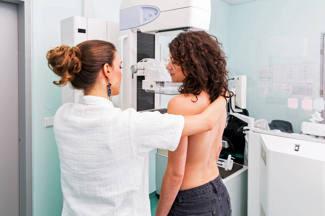 Dank des Mammographie-Screenings gibt es heute weniger fortgeschrittene Brustkrebserkrankungen und weniger Todesfälle durch Brustkrebs als früher. / Foto: iStock/choja