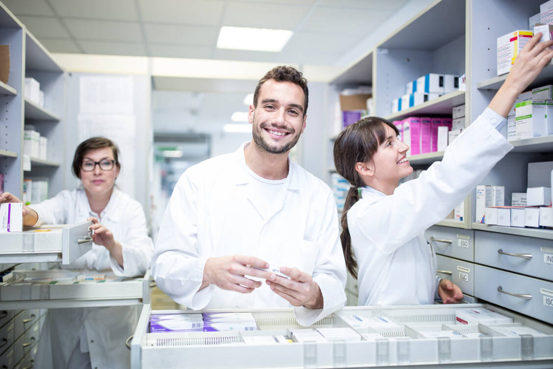 Welche Rechte und Pflichten habe ich in der Apotheke? Adexa beantwortet in einem Webinar Fragen von Berufseinsteigern. / © Getty Images/Westend61